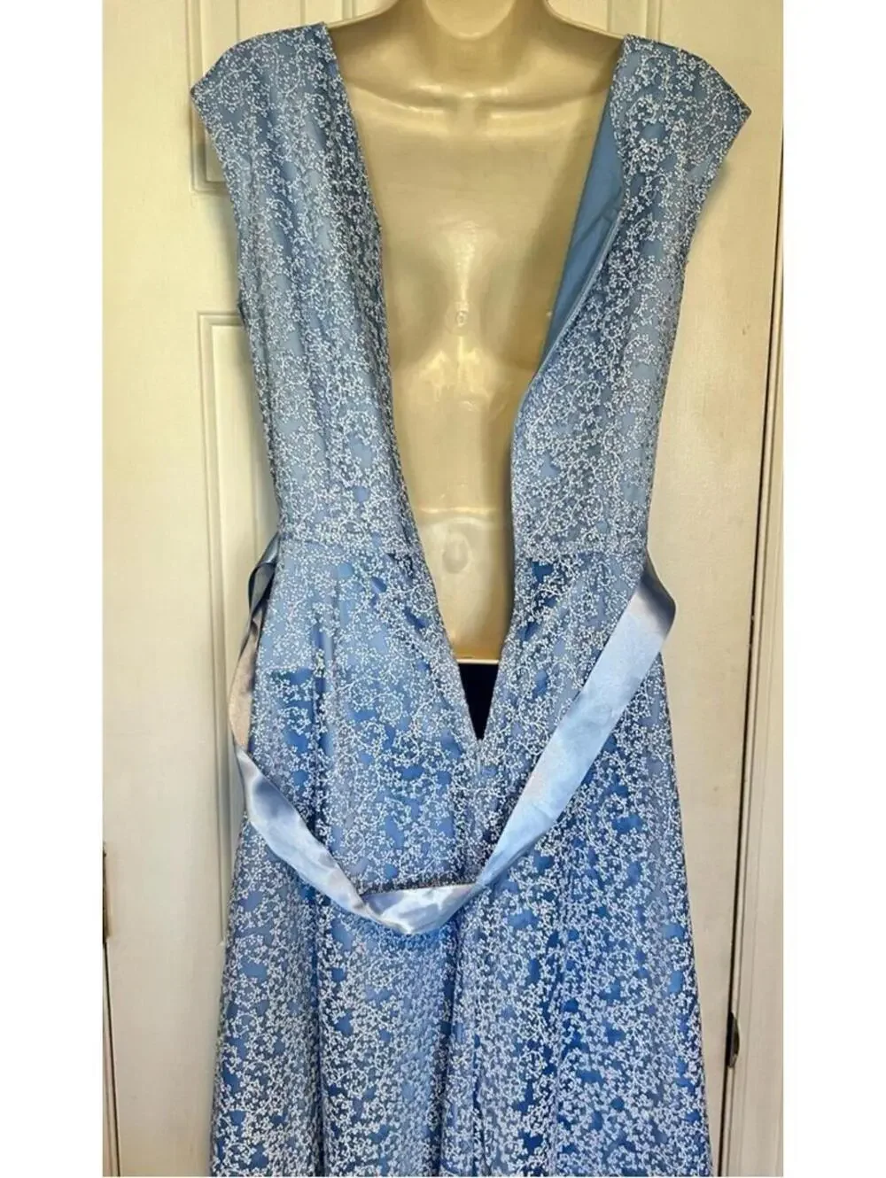 Tahari Sleeveless Carolina Blue White/Silver Sheer Overlay w Ribbon Sash | Sz 4 - Picture 5 of 13